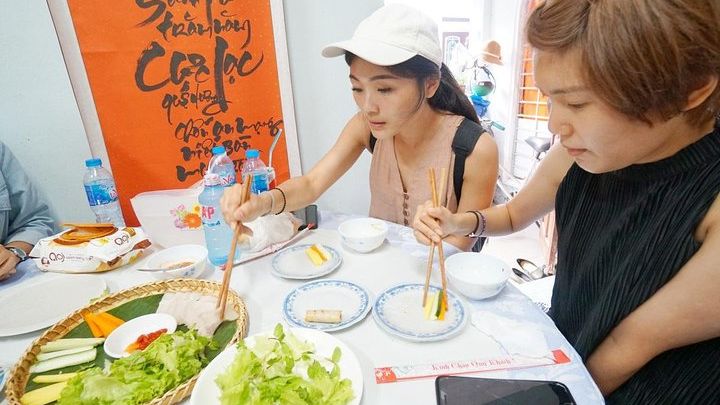 Evening Walking Food Tour, folk game and lantern boat