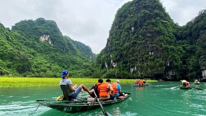 Hanoi Ninh Binh Small-Group Day Tour: Hoa Lu Trang An Mua Cave