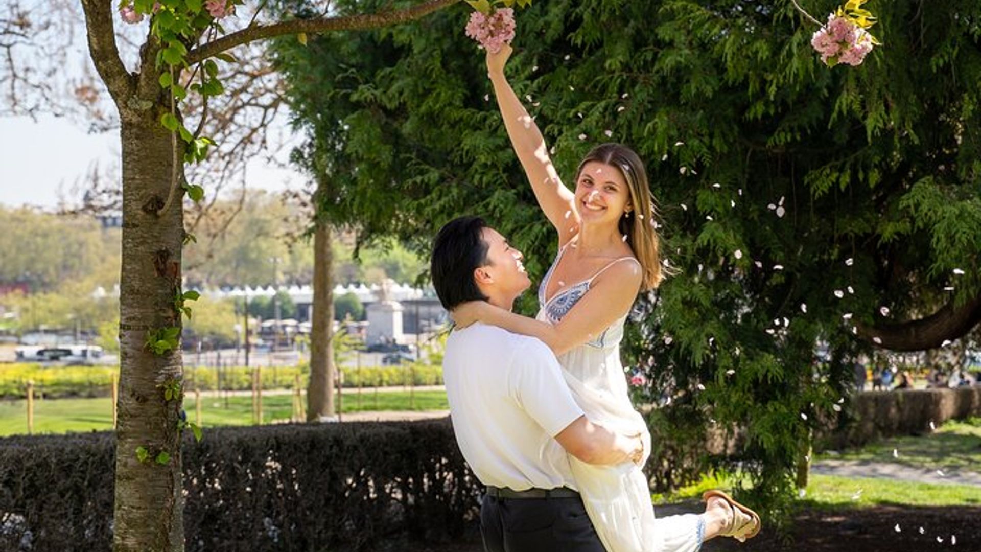 Séance photo à Paris avec photographe devant la tour Eiffel