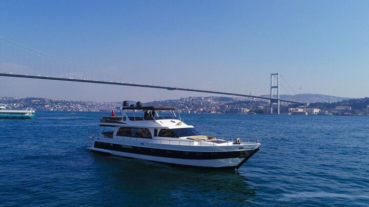 Istanbul Private Bosphorus Yacht Cruise With Snacks
