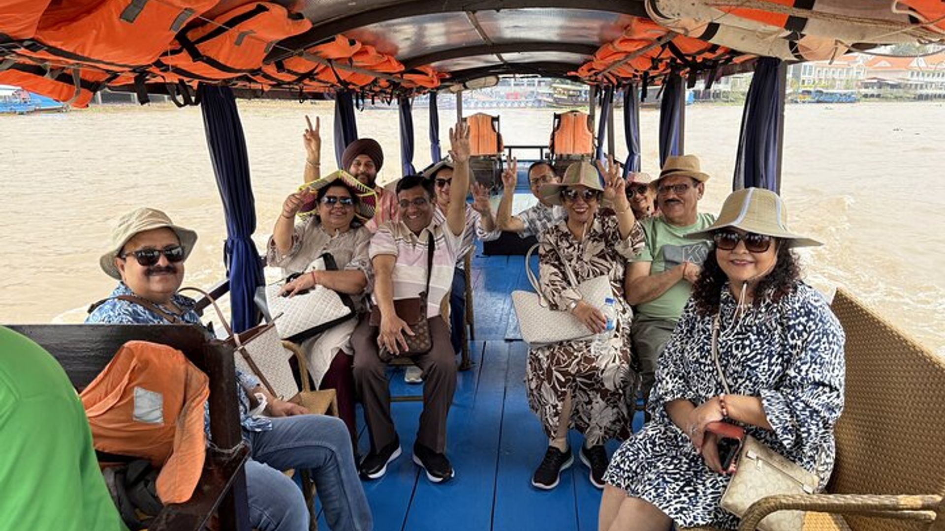 Visite privée: Tunnels de Cu Chi - Visite des temples de Cao Dai
