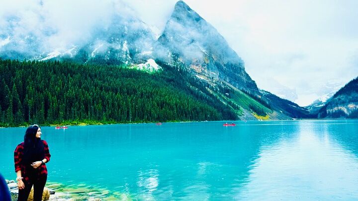 Banff: Lake Louise and Moraine Lake Half-Day Tour by Bus