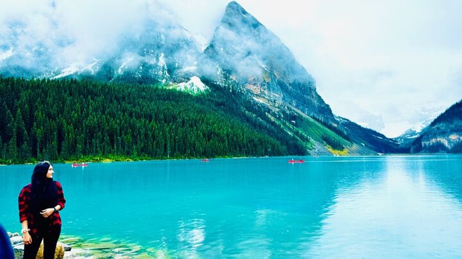 Banff: Lake Louise and Moraine Lake Half-Day Tour by Bus