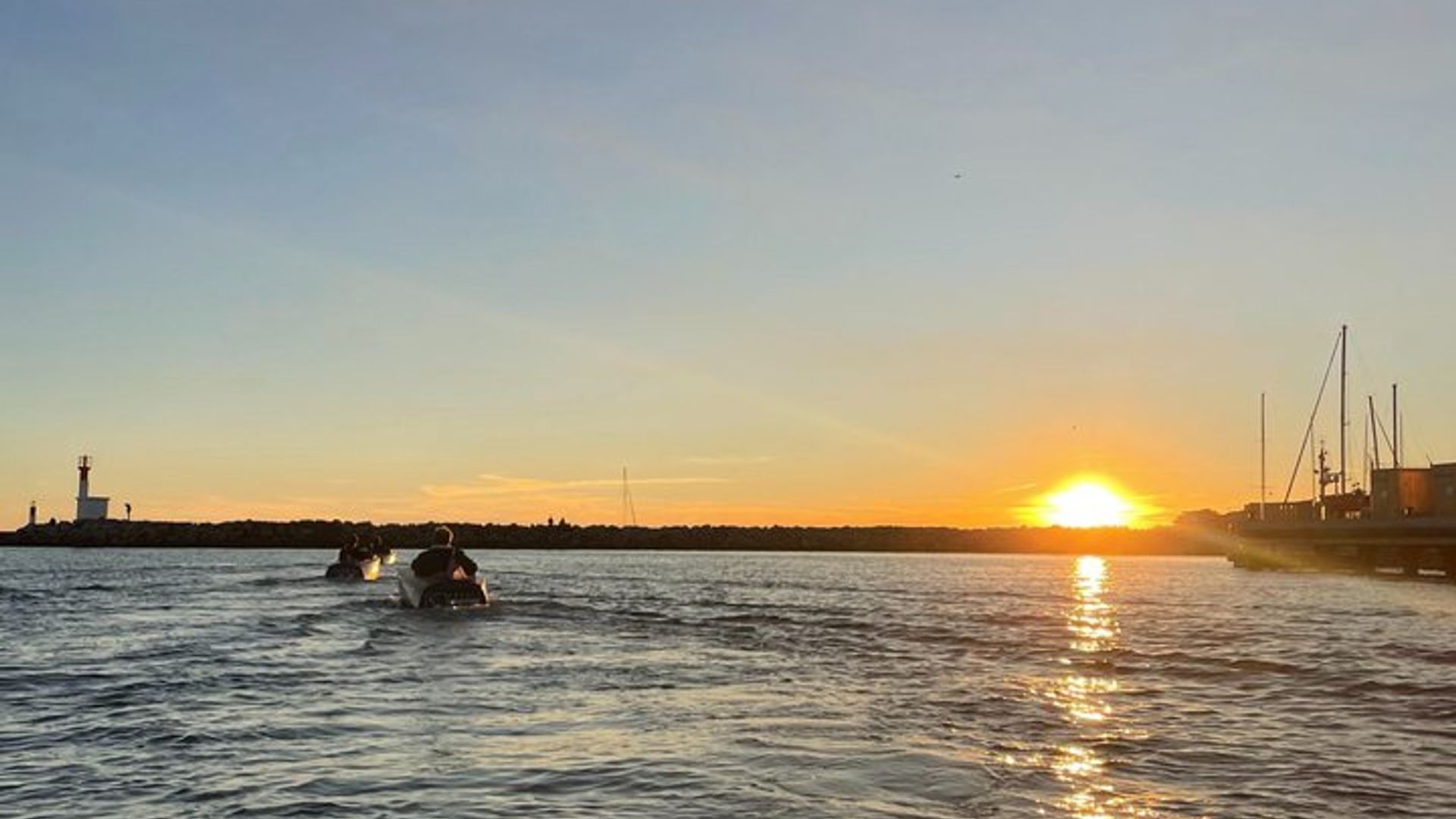 Sète mit dem Miniboot bei Sonnenuntergang