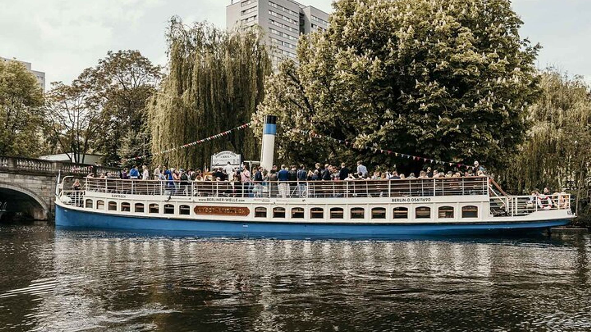 1-hour Sightseeing Boat Cruise Through Historic City Center