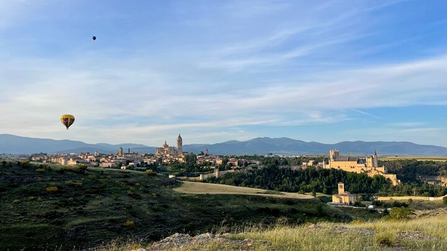 Segovia Hot-Air Balloon Ride at Sunrise With Drink Included