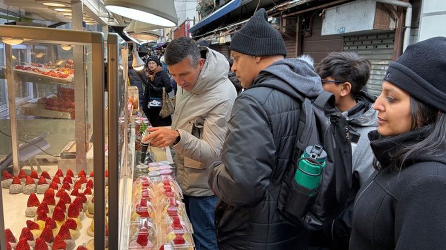 Tokyo: Tsukiji Market Culture & Food Tour With Local Resident