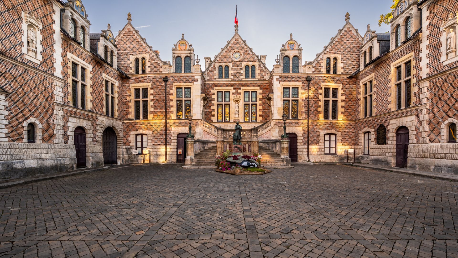 Orleans: Audio Guided Walking Tour (1h50 - 23 audio comments)