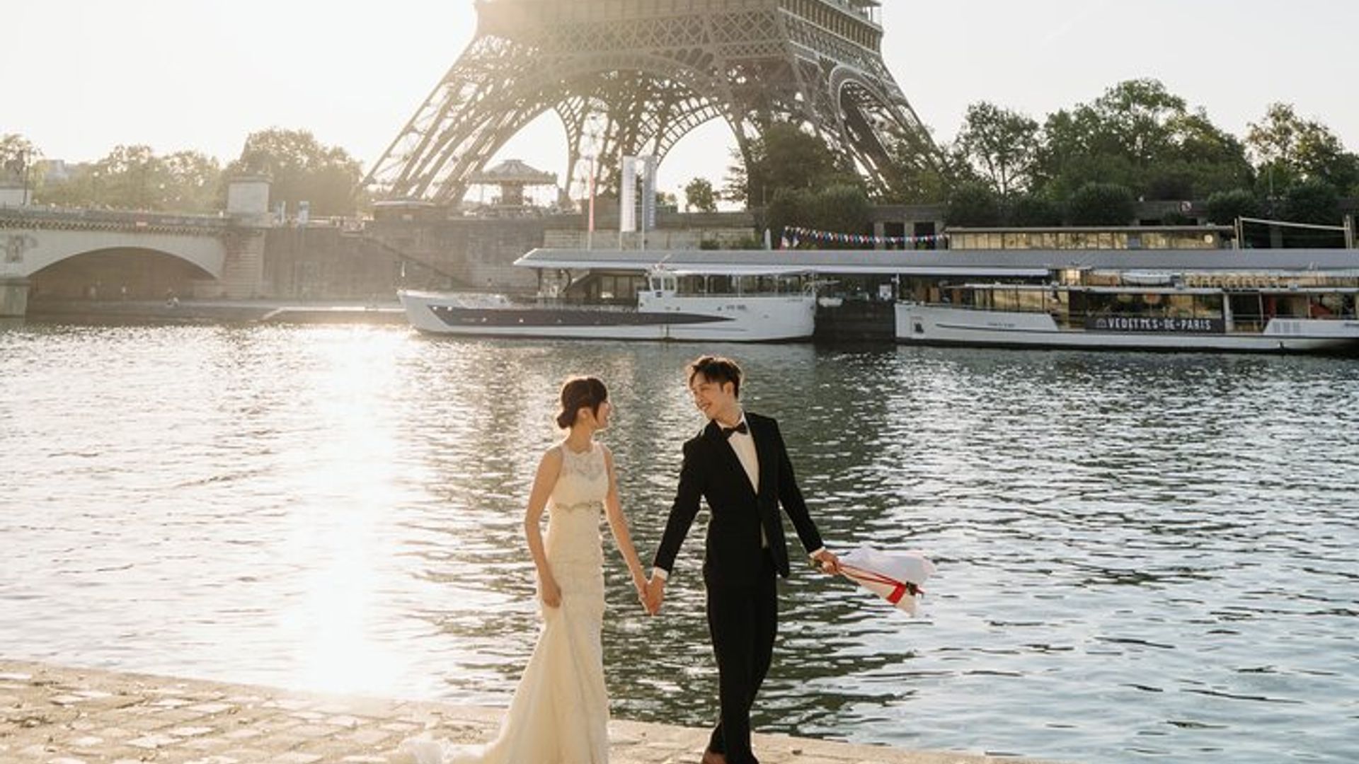 Séance photo à Paris avec photographe devant la tour Eiffel