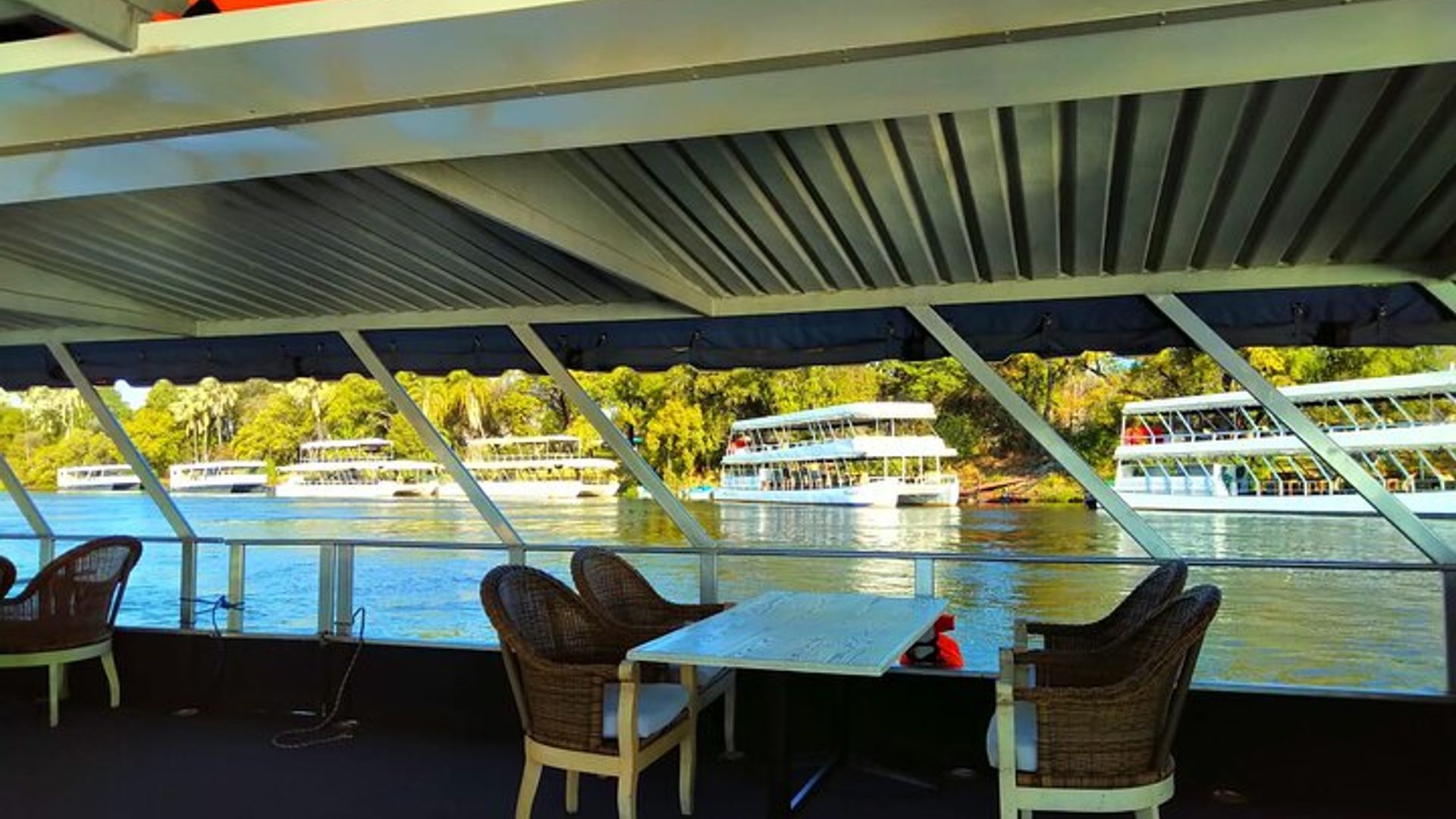 น้ำตกวิกตอเรีย: ล่องเรือชมพระอาทิตย์ตกมาตรฐานในแม่น้ำซัมเบซี