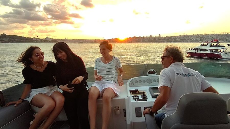 Istanbul: Bosphorus Sunset Small-Group Yacht Cruise