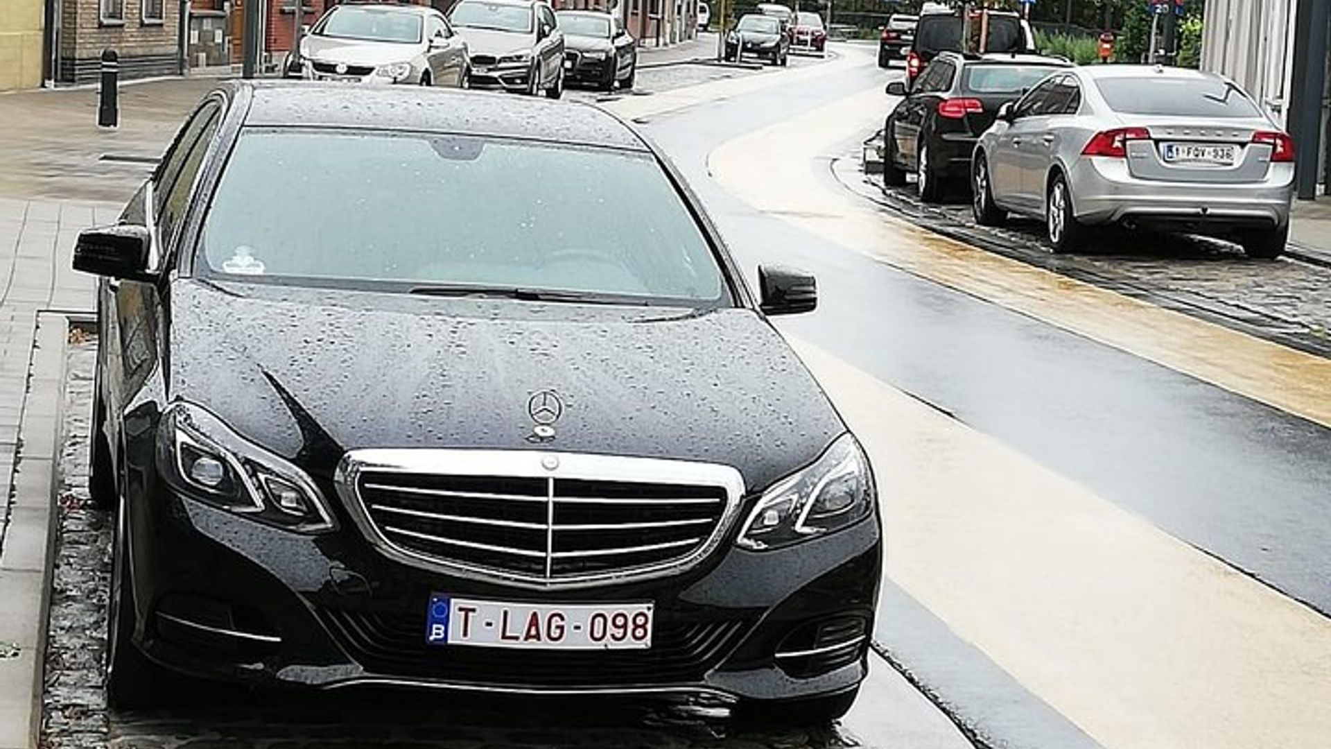 Luxury vehicle from Charleroi airport to the city of Brussels
