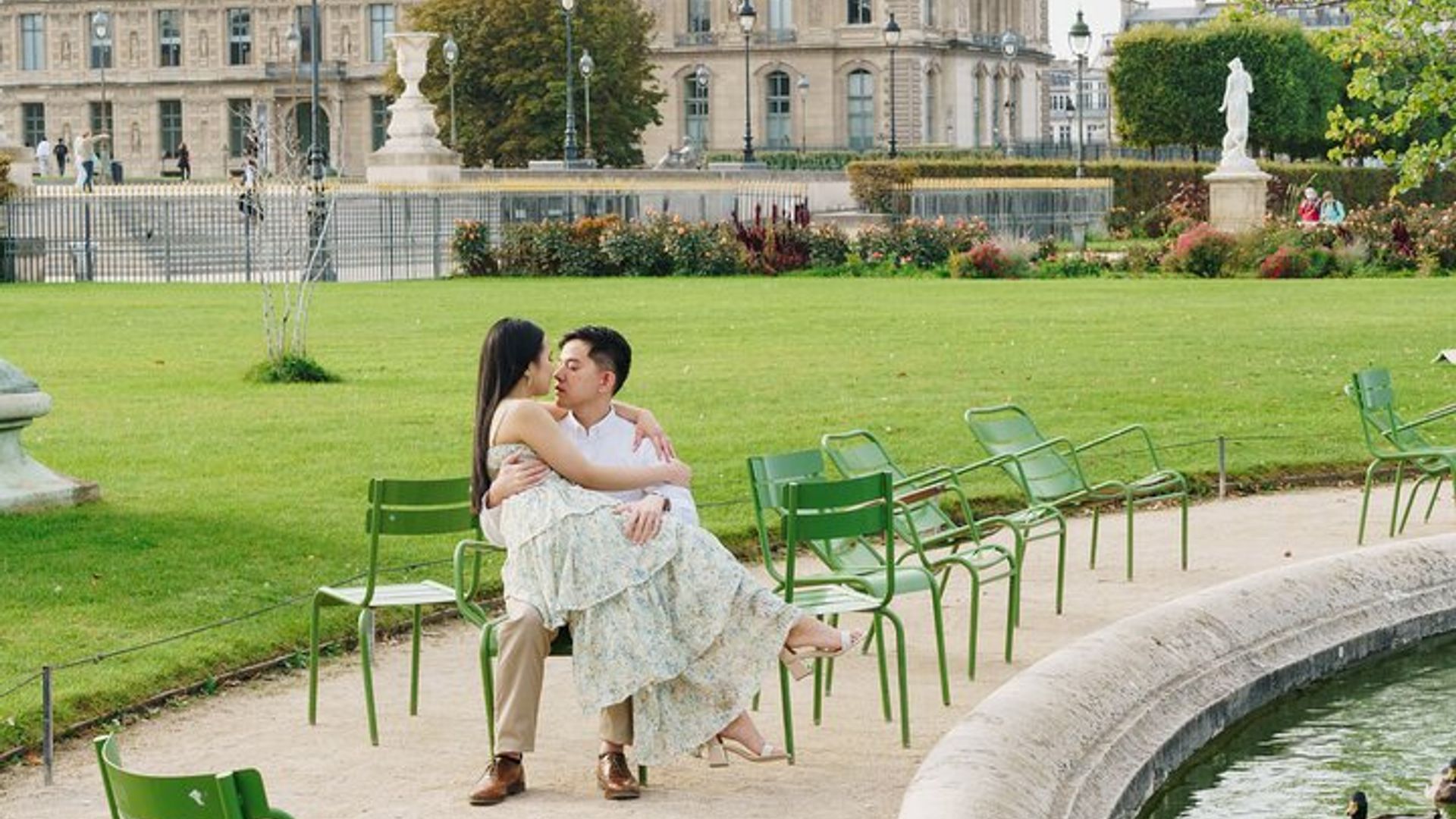 Photo Session in Paris - Photographer at the Eiffel Tower