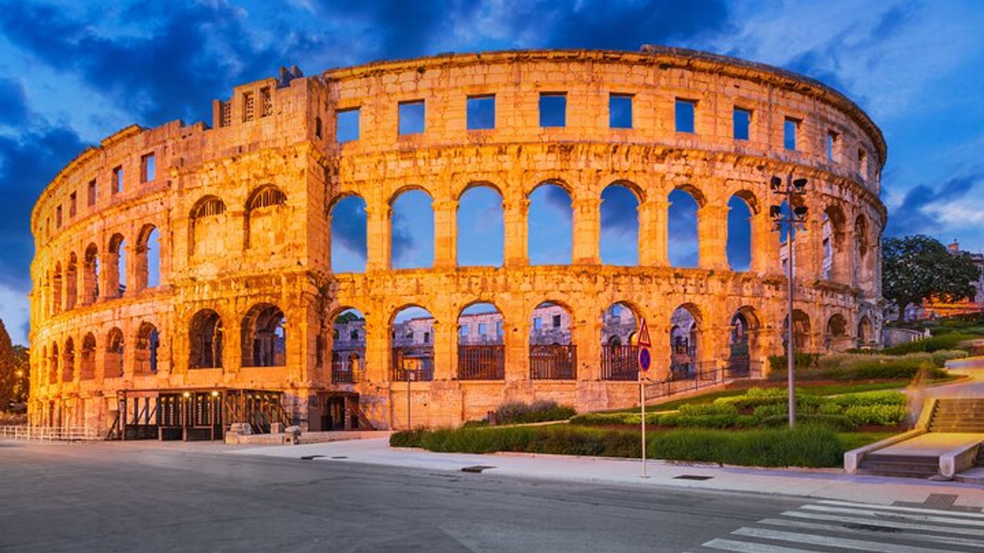 Private transfer from Trieste to Pula with 2h sightseeing stop