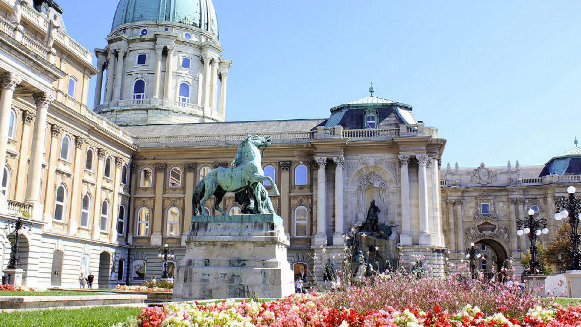 Promenade dans le quartier du château de Budapest avec entrée à l'église