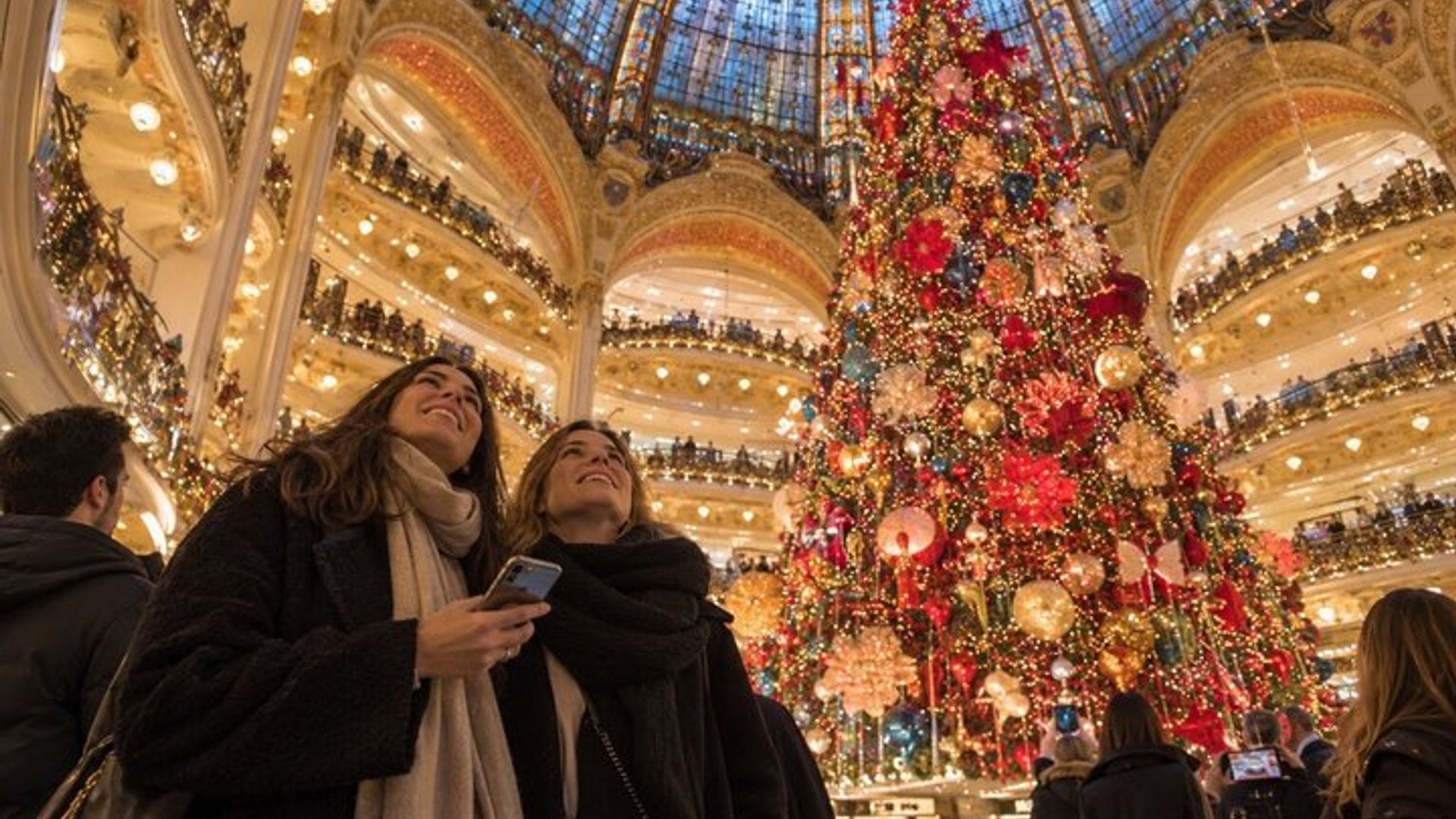 Paris Christmas Magic Private Tour with Lights and Hot Chocolate