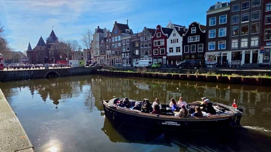 Amsterdam Canal Cruise: Small Group in Open-Top Boat