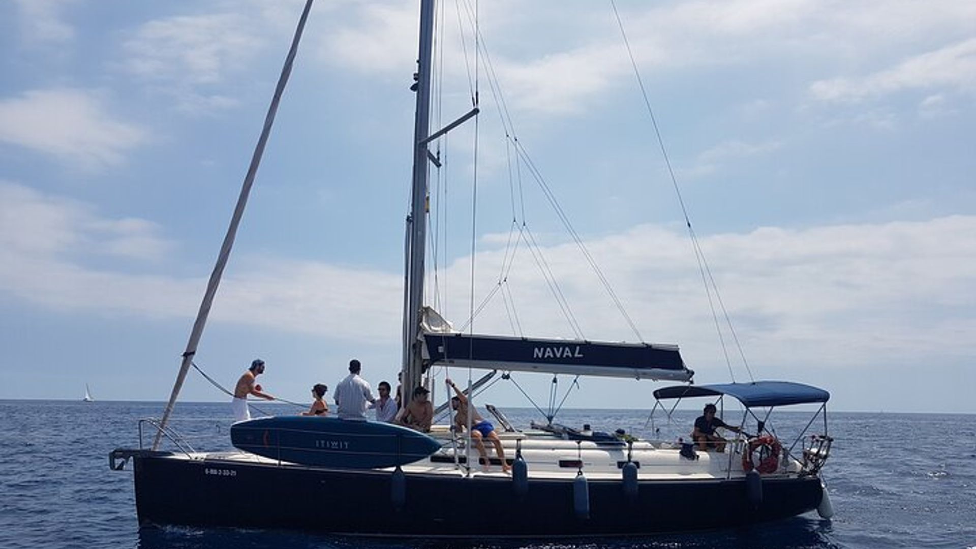Sunset sailing tour in Barcelona + snacks and free cava