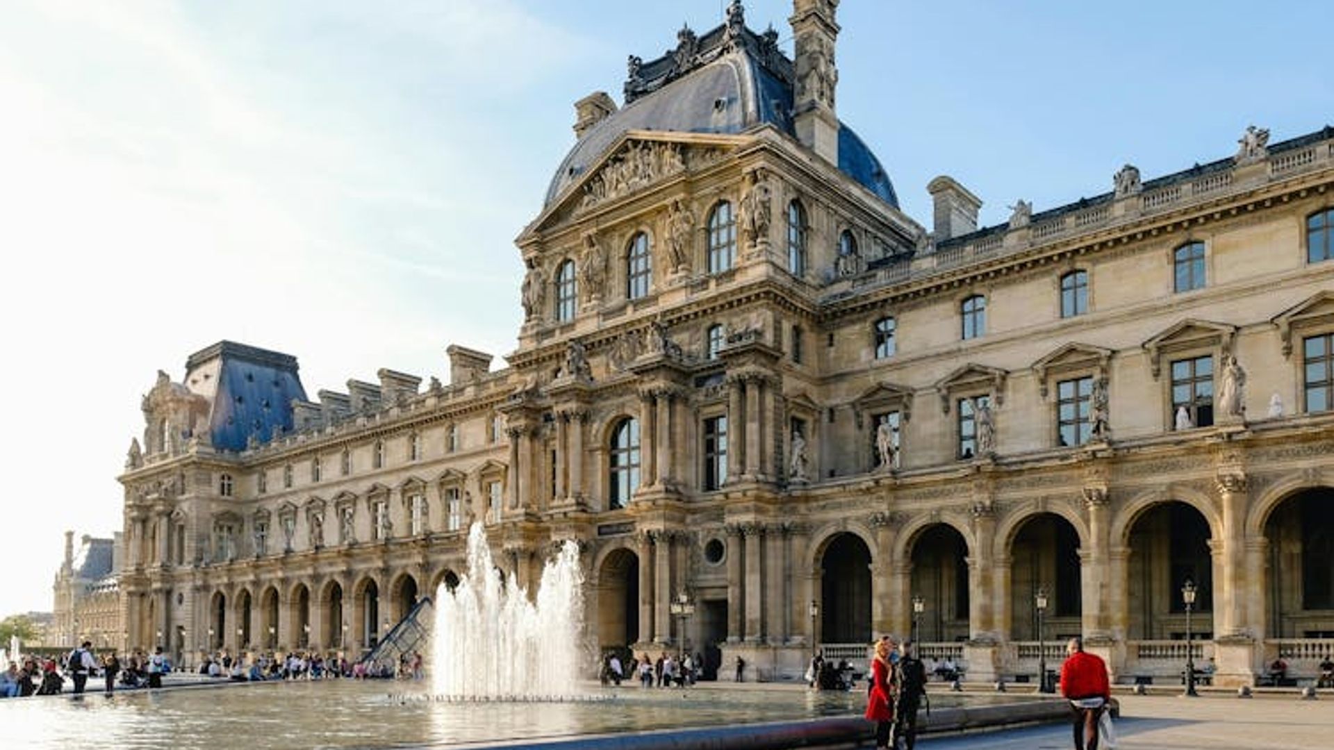 Louvre guided tour with priority entry and audio guide