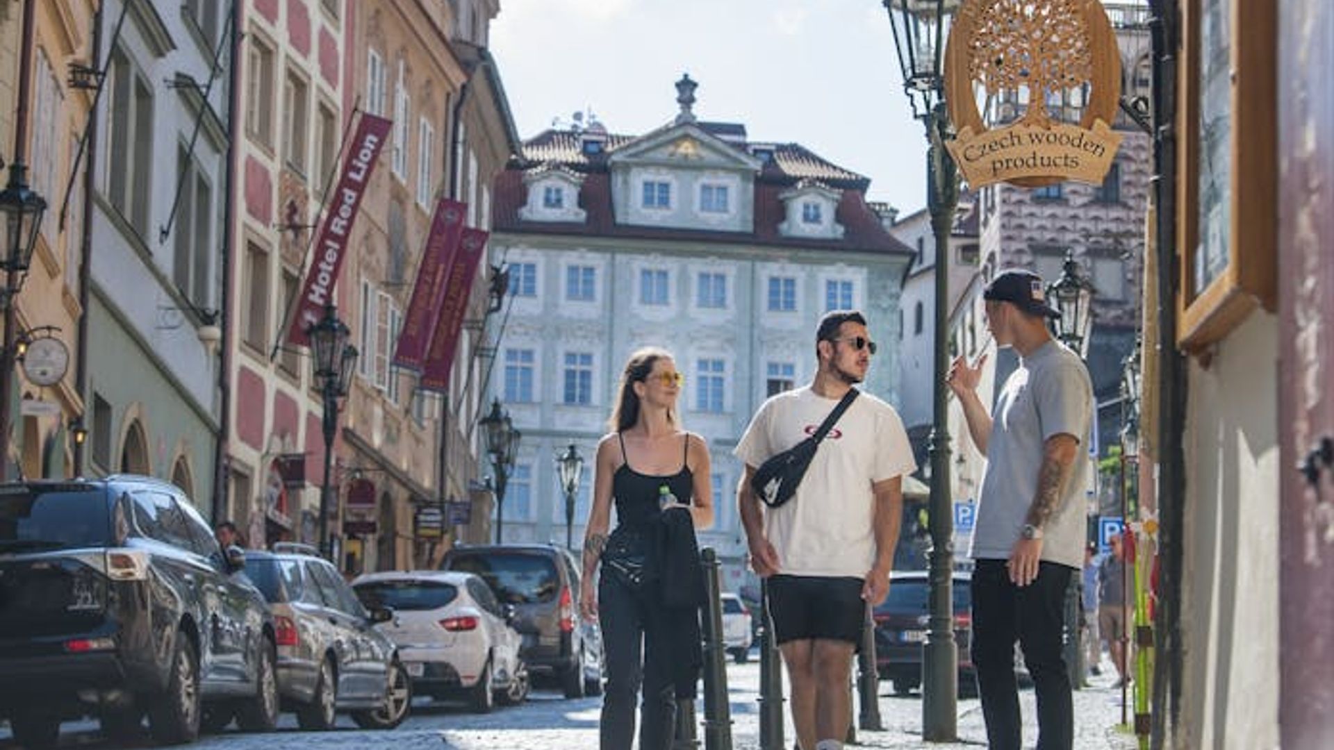 Prague castle side guided tour with local food and beer