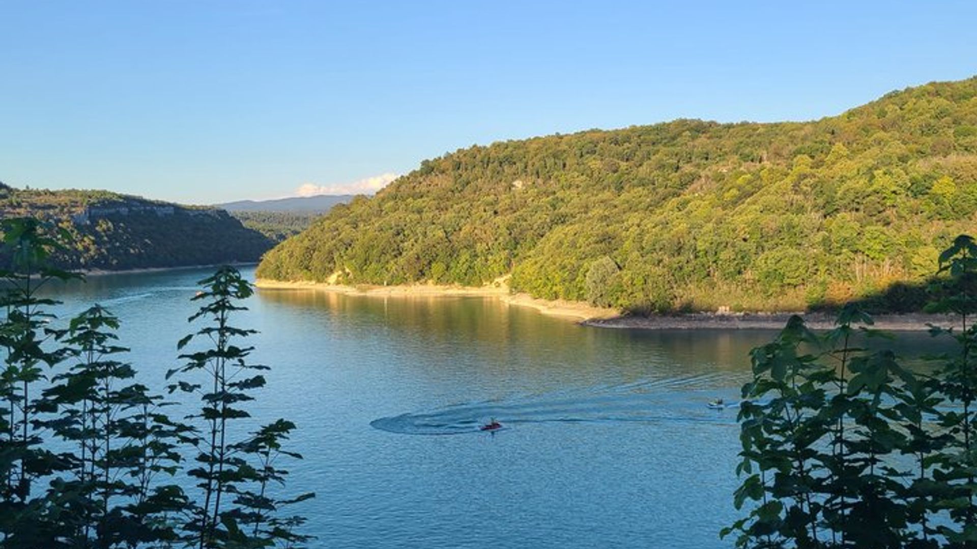 Geheimer Strand am Vougláns-See. Bootsfahrt.