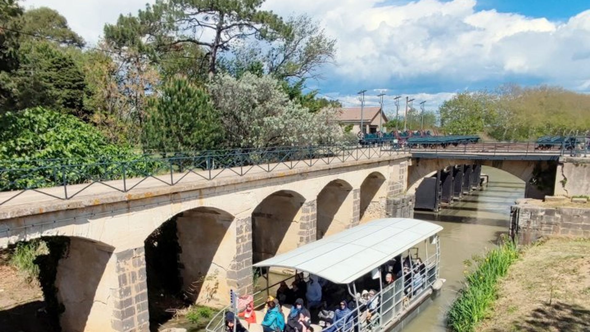 Geführte Bootsfahrt auf dem Canal du Midi in Vias-Plage