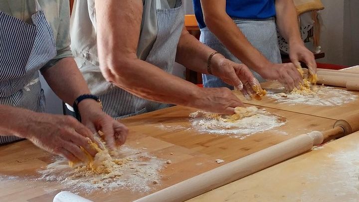 Vivi un pomeriggio da chef a Bologna: lezione di cucina privata
