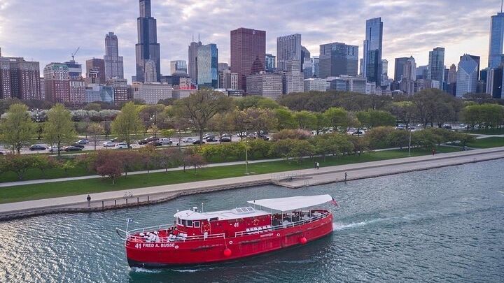 Chicago River and Lake Michigan Architecture Fireboat Cruise