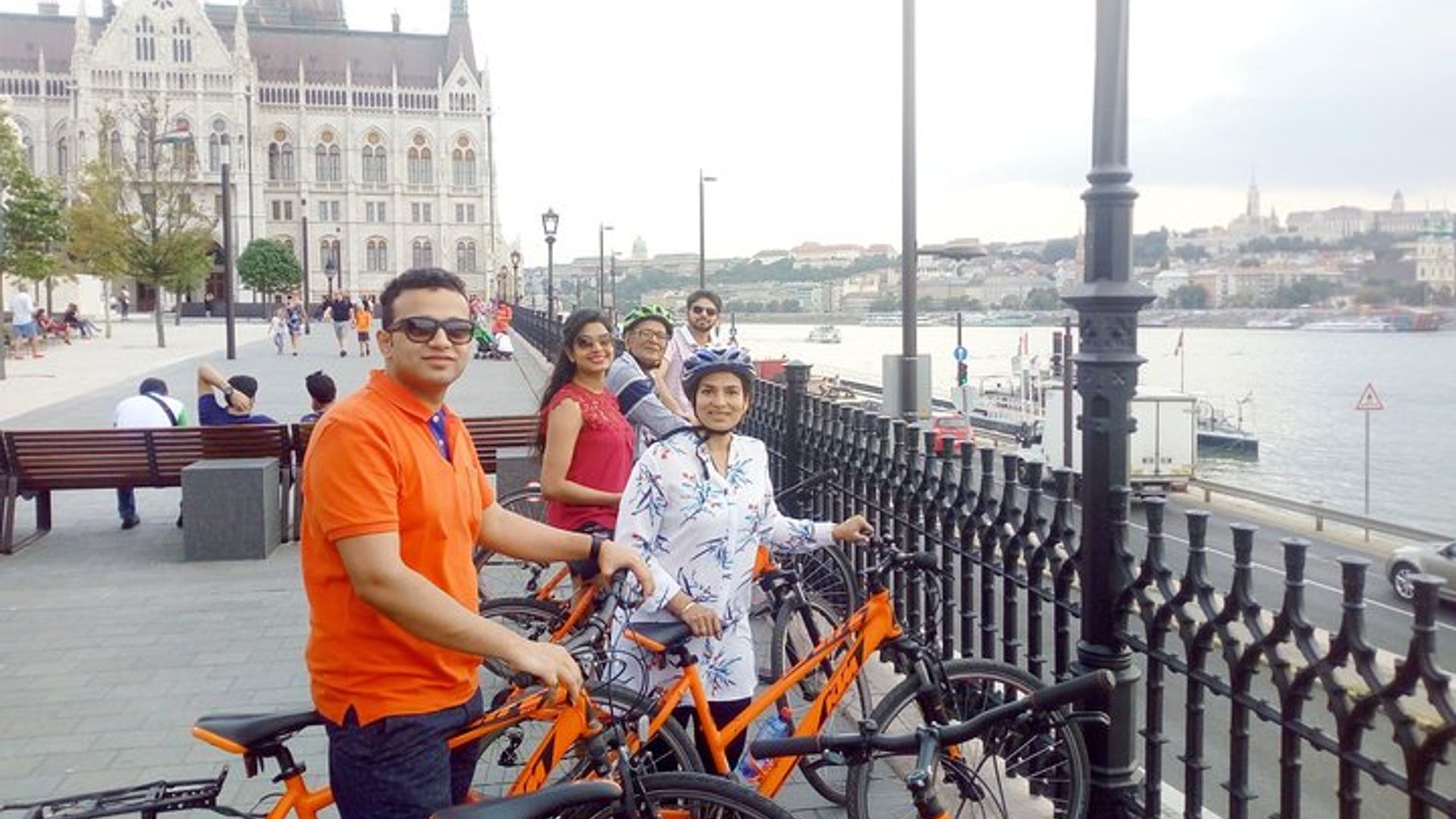Visite à vélo en petit groupe du centre-ville historique de Budapest