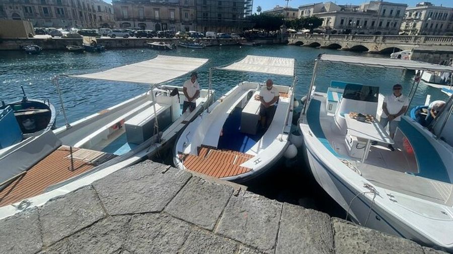 Siracusa Boat excursion island of ortigia and sea caves