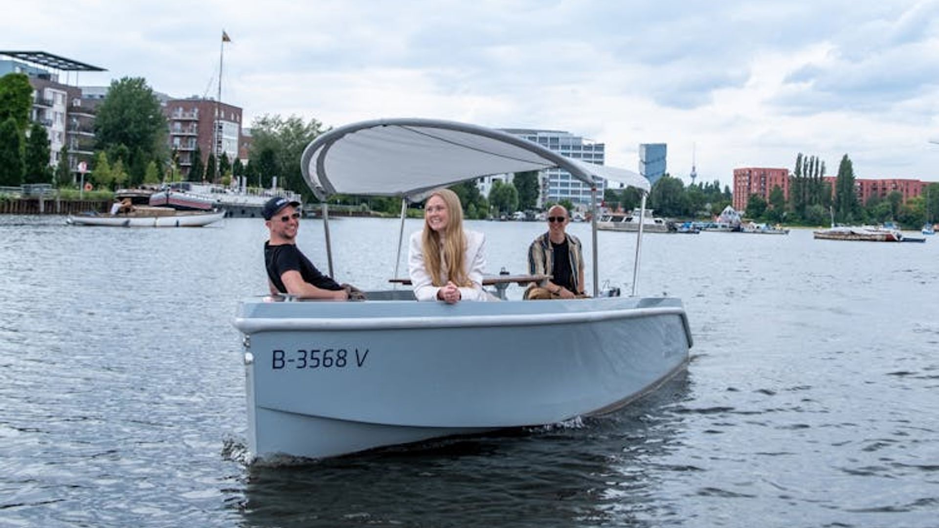 3 Hour Boat Rental Sightseeing Experience in Berlin