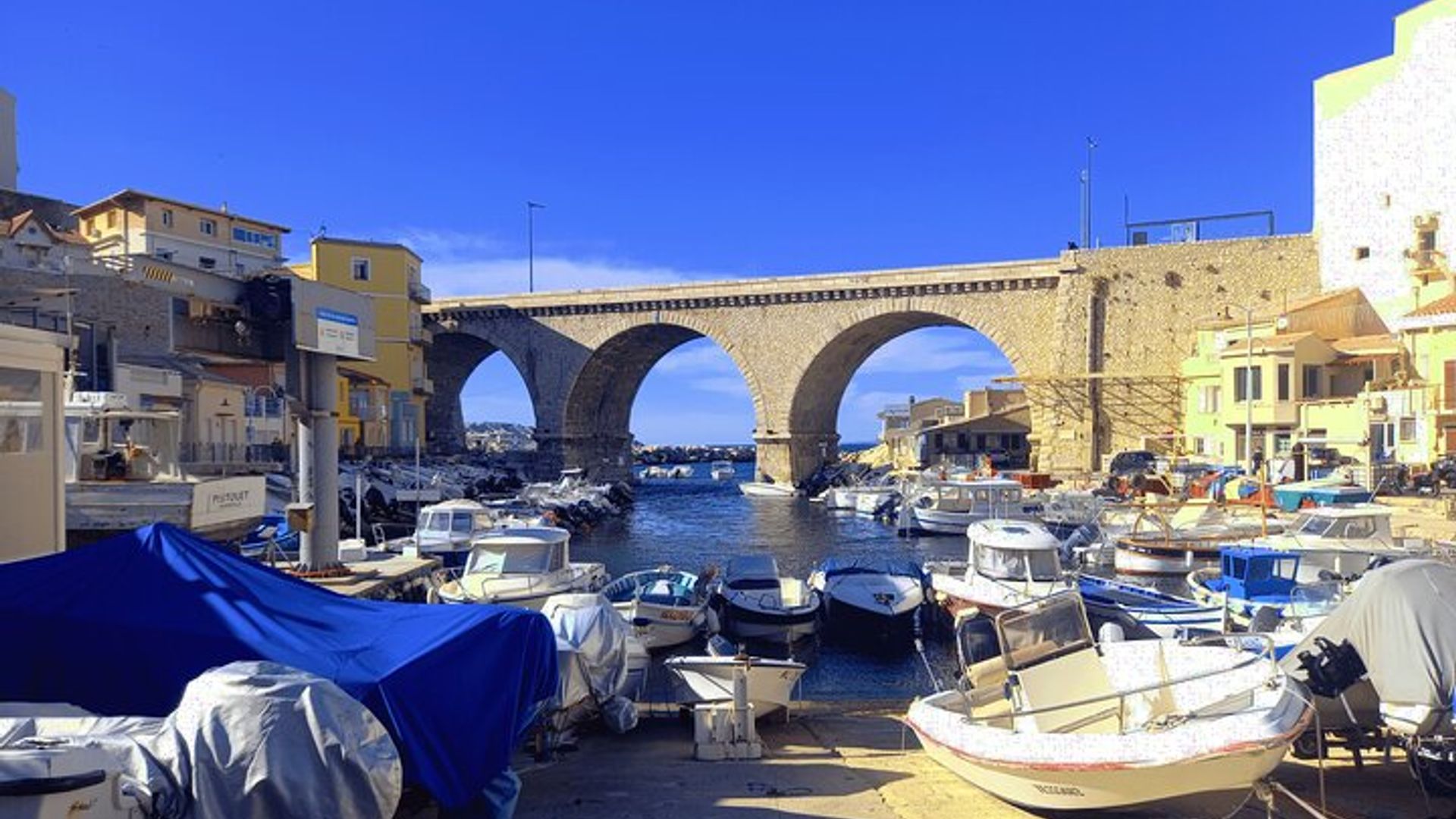 Marseille met en avant la visite à pied en petit groupe avec un local