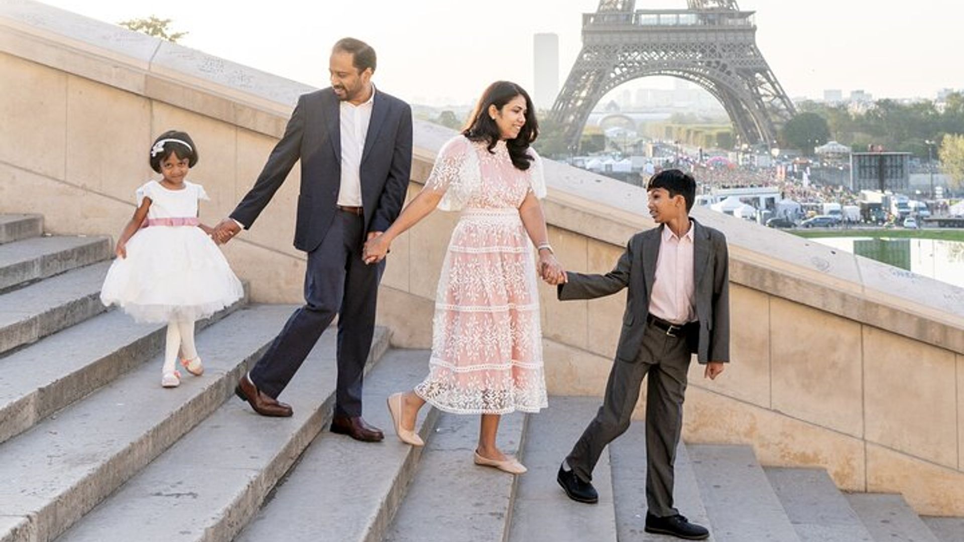 Séance photo à Paris avec photographe devant la tour Eiffel