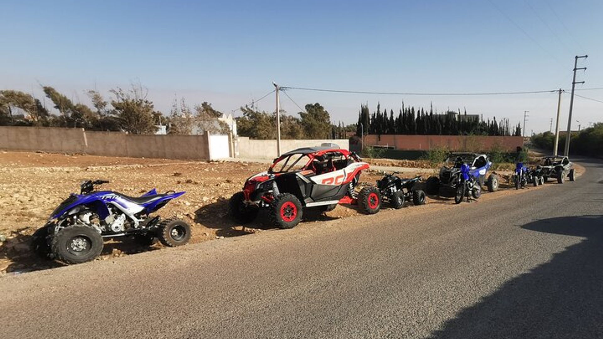 Buggy Can-Am Maverick en las dunas de arena, la playa y el bosque