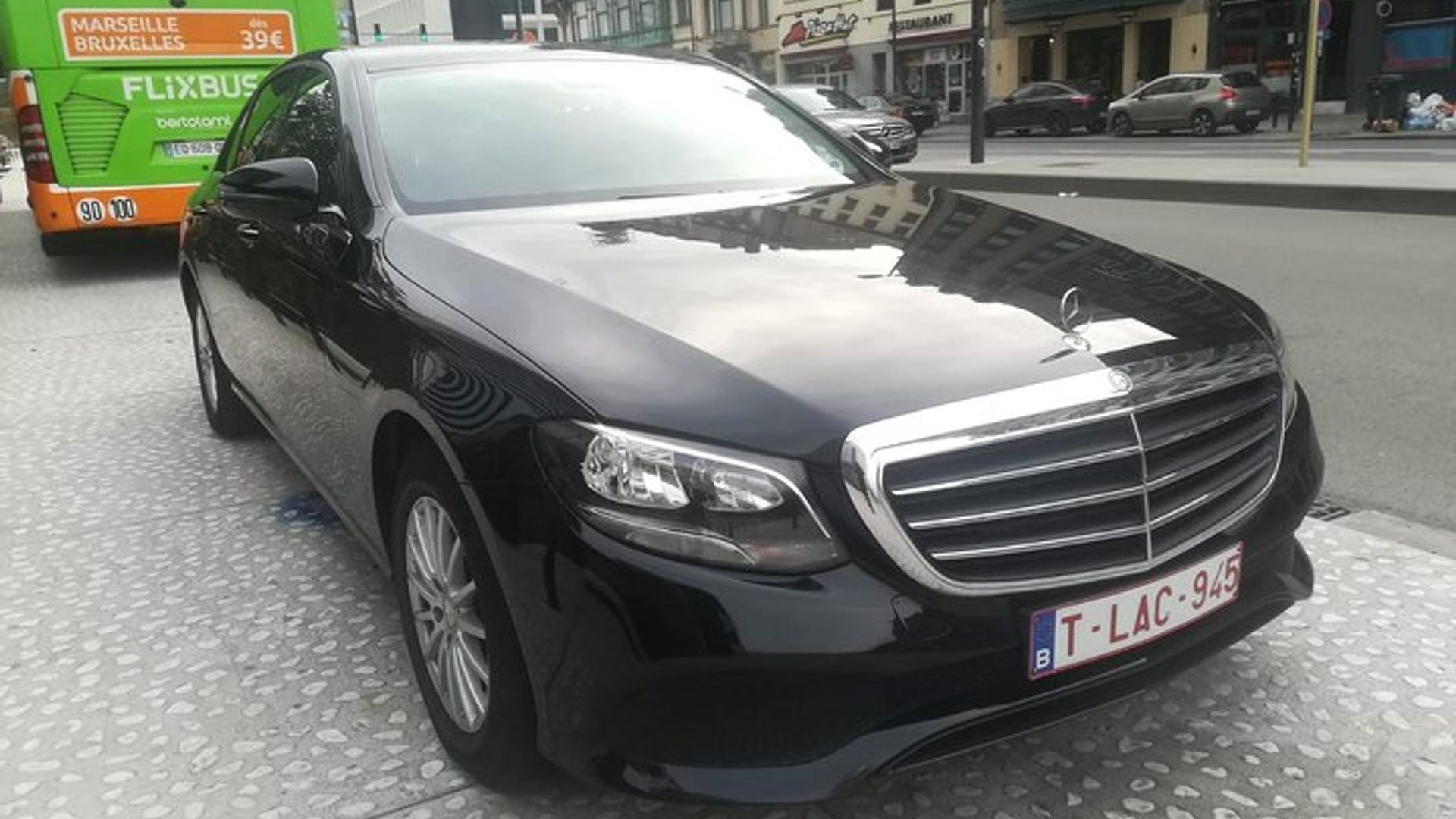 Luxury vehicle from Charleroi airport to the city of Brussels