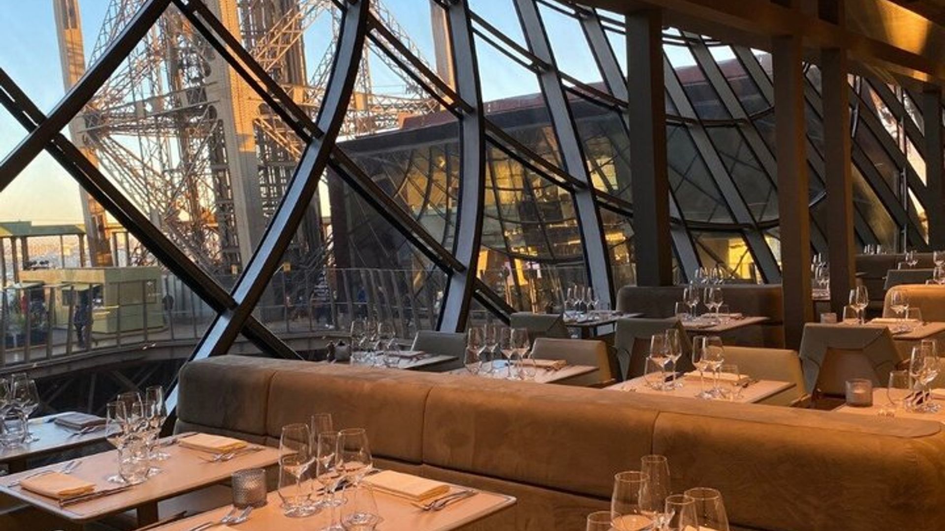 Paris: Eiffel Tower Access With Dinner at Madame Brasserie
