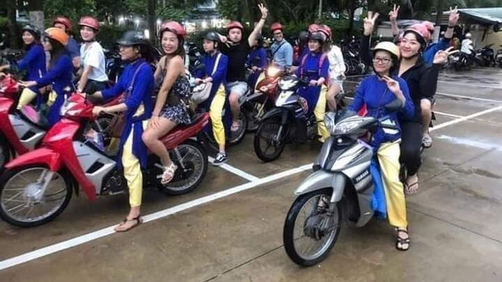 DaNang Night Foodie Tour-Sighseeing with Aodai Lady Rider Private