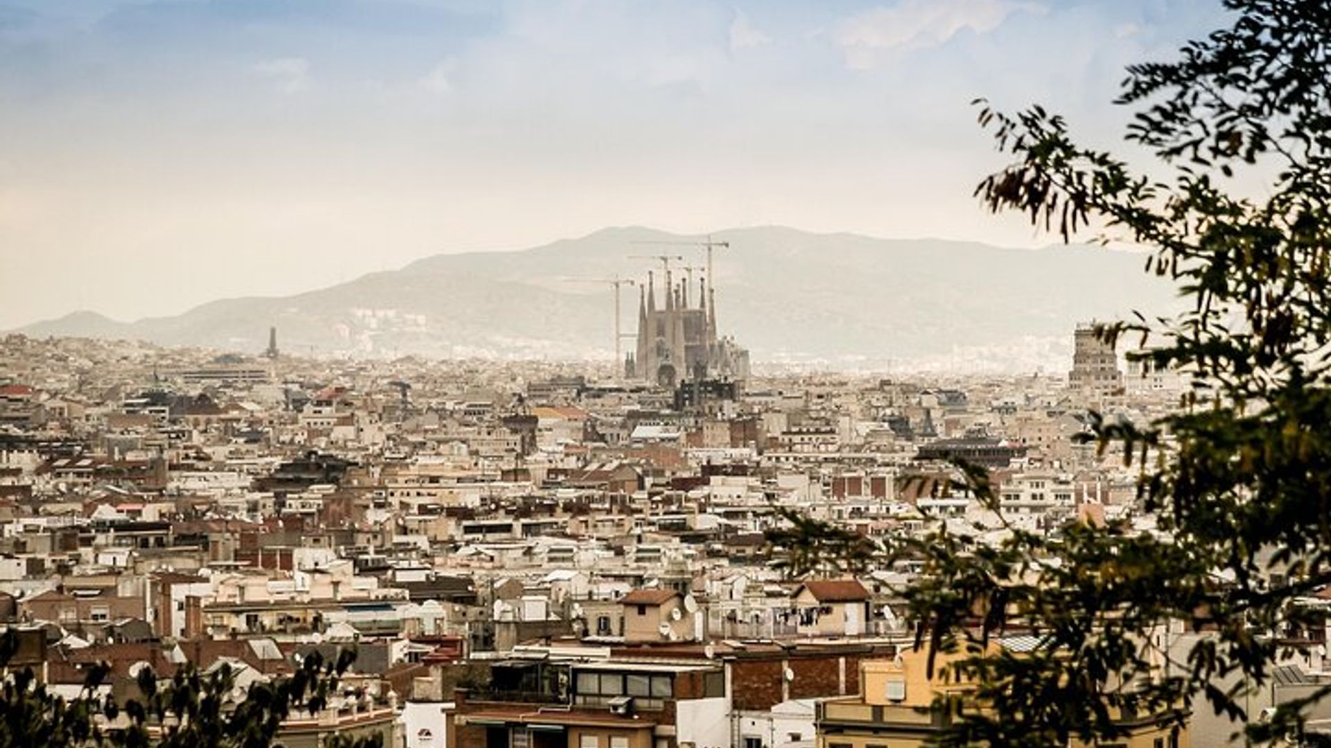 Private Transfer From Toulouse To Barcelona With a 2 Hour Stop