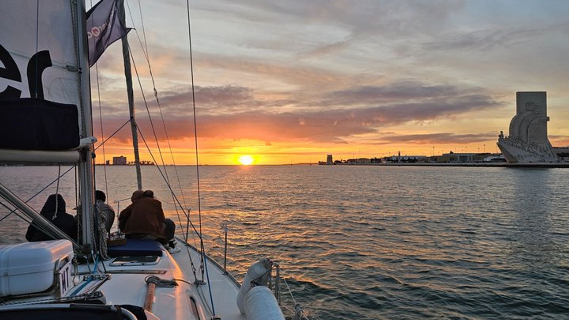 Lissabon : Ansichten von Lissabon entspannend bei einem Segelboot-Sonnenuntergang oder Tagestour