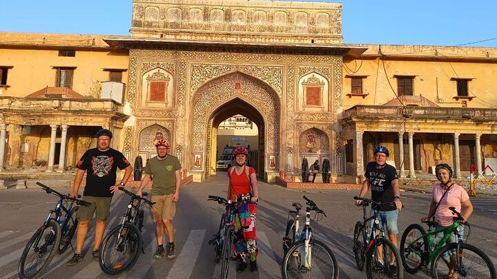 Jaipur: Early Morning Bike Tour With Traditional Breakfast