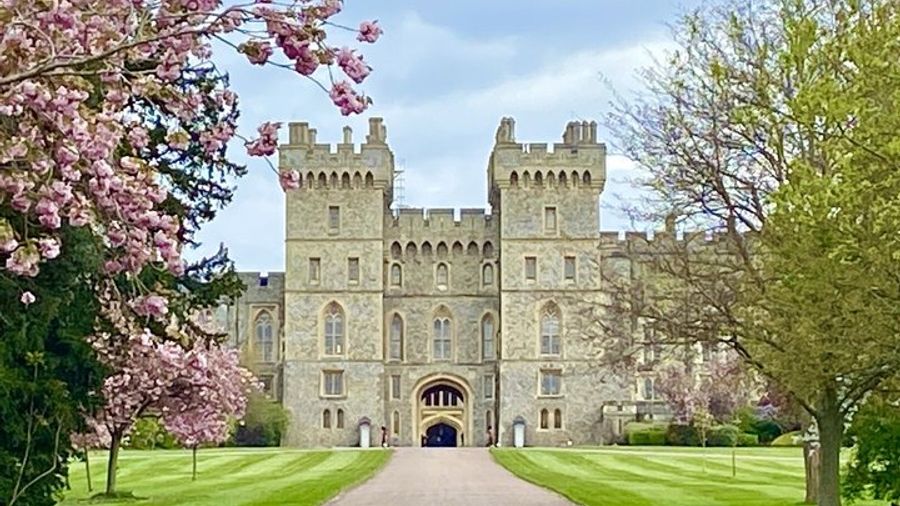 Stonehenge and Windsor Castle Day Tour From London