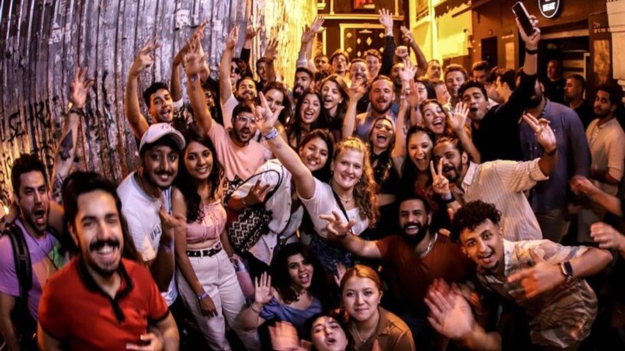 Istanbul Nightlife and Pub Crawl Experience