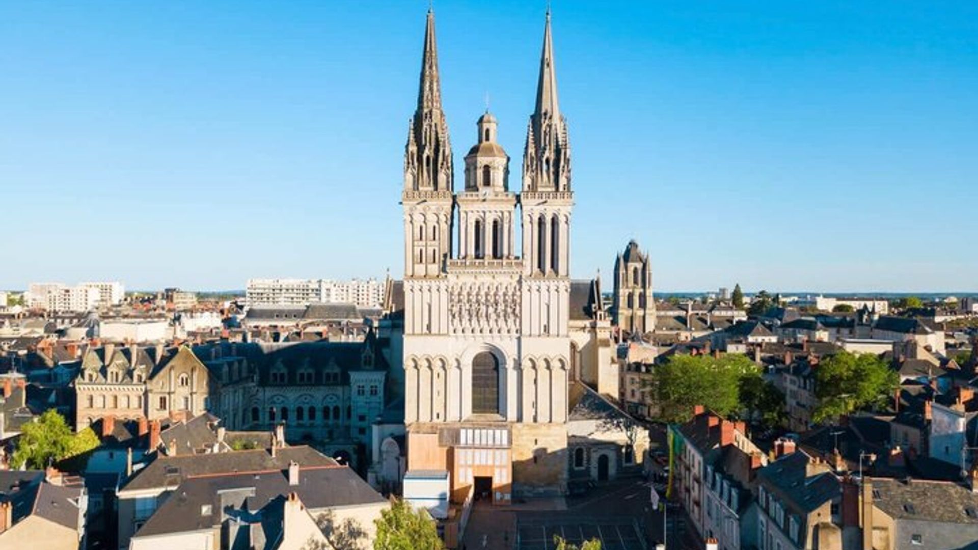Hello Angers: Private 2 Hour Intro City Walk with Local Guide