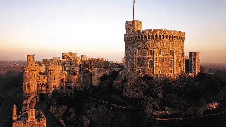 Stonehenge and Windsor Guided Day Trip From London