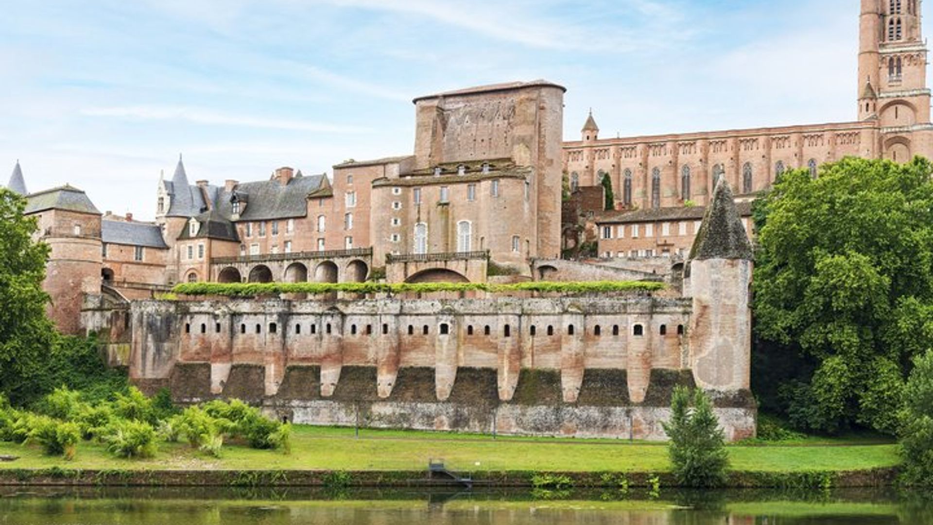 From Cathars to Kings: Albi and Cordes-sur-Ciel Day Trip