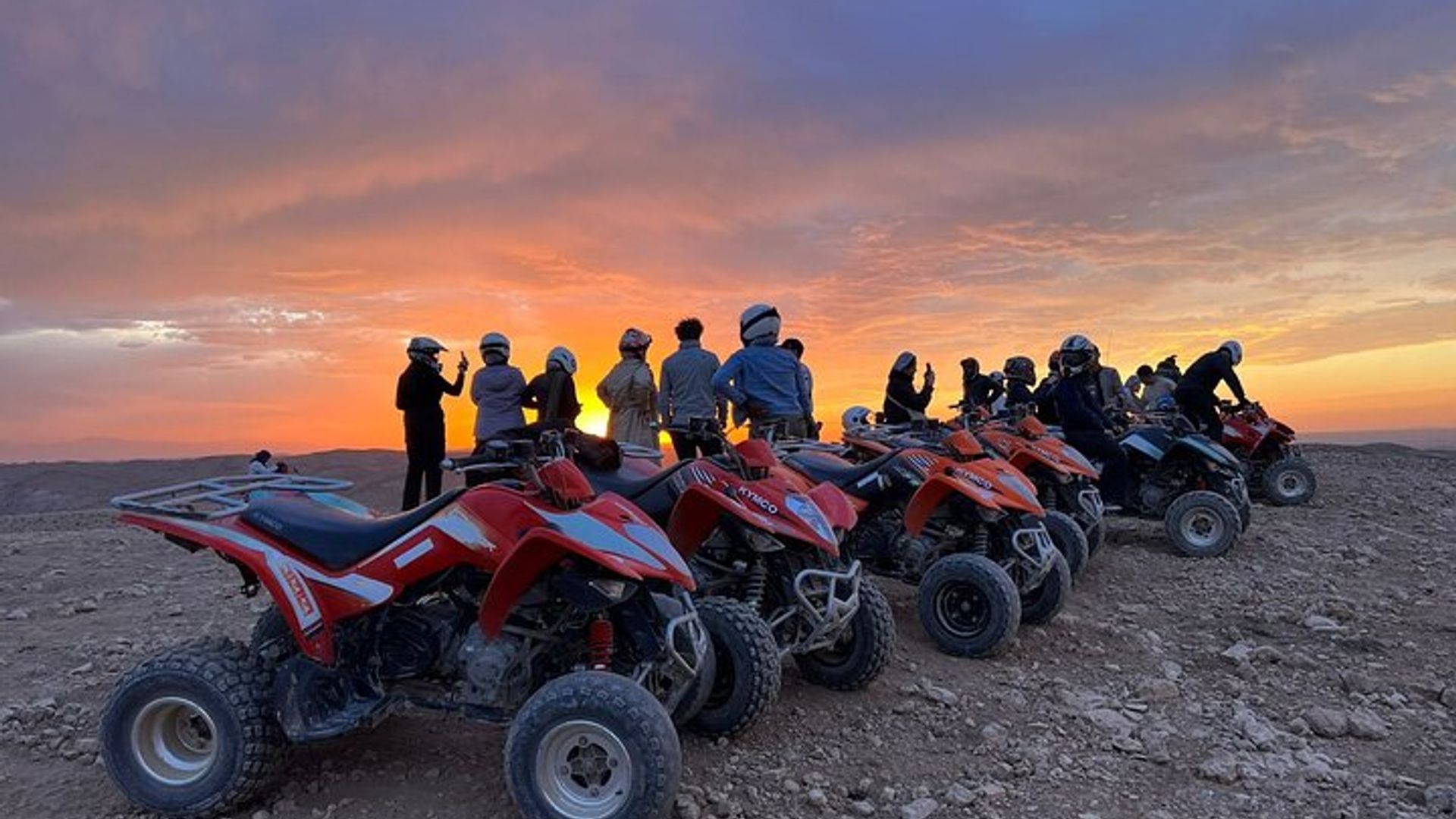 Agafay au départ de Marrakech : quad, promenade à dos de chameau et dîner-spectacle