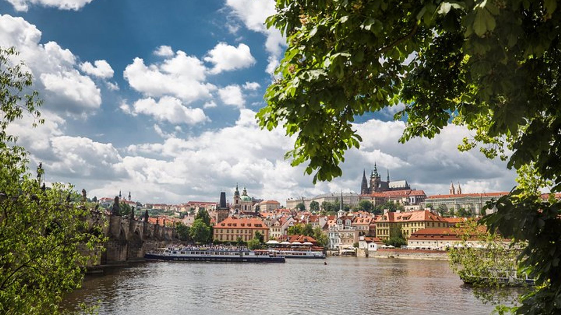 Prague Castle Walking Tour and Vltava River Cruise