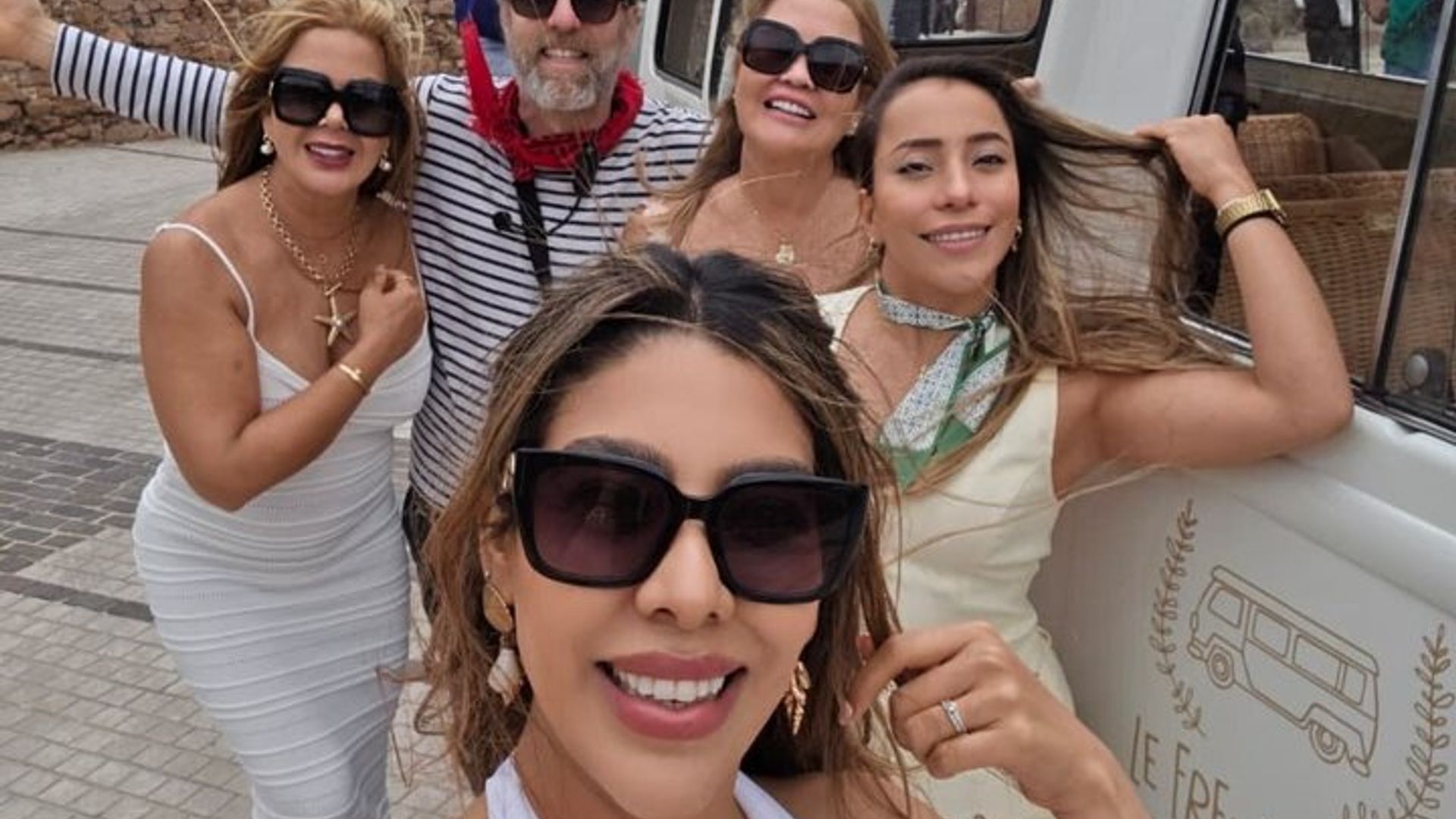 Cannes : Visite guidée en bus vintage en petit groupe
