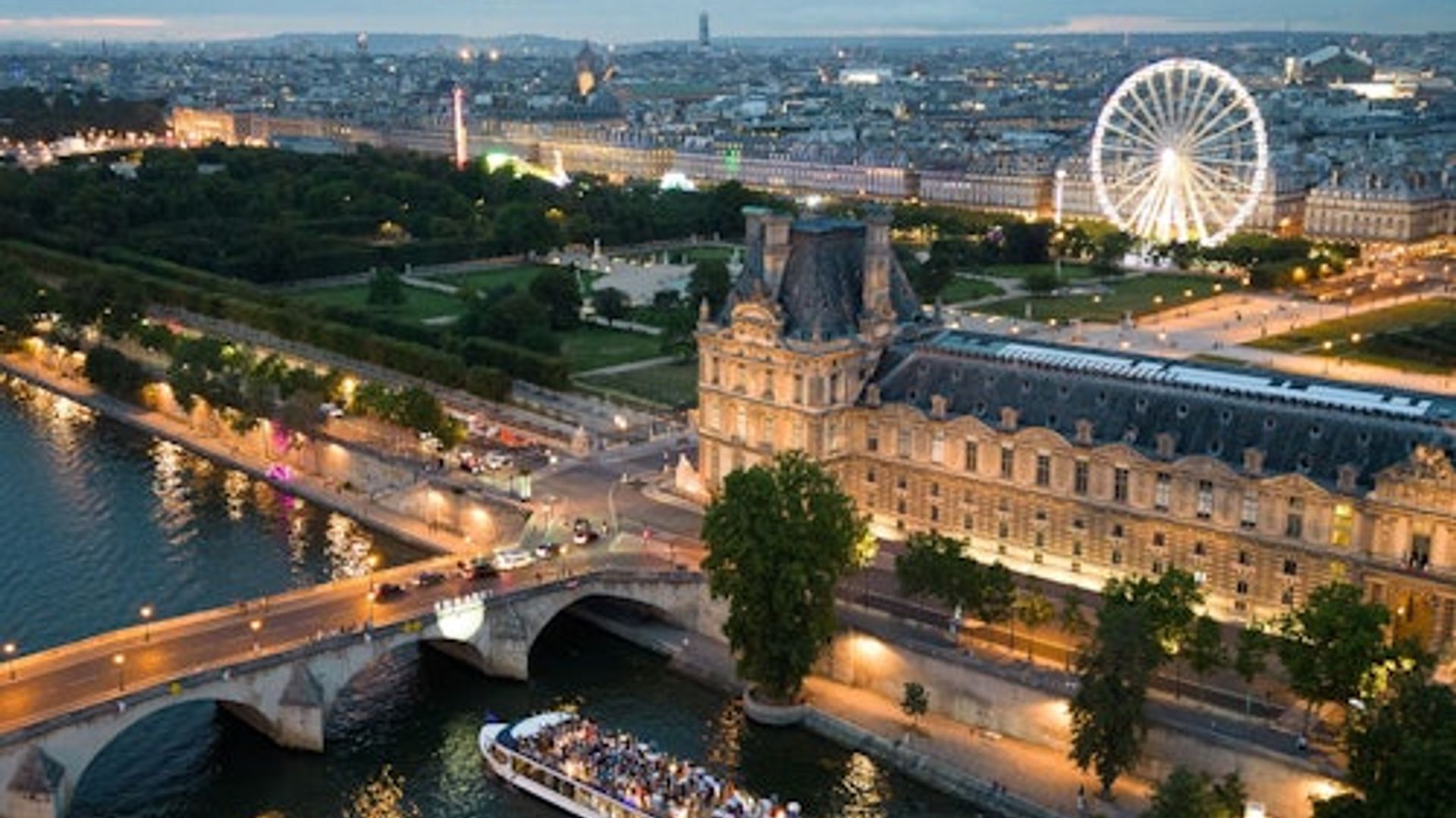 Seine River: 3-Course Dinner Cruise with Live Music by Diamant Bleu