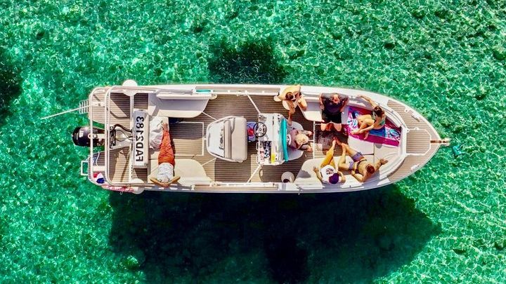 Beautiful boat tour in the Calanques with swimming